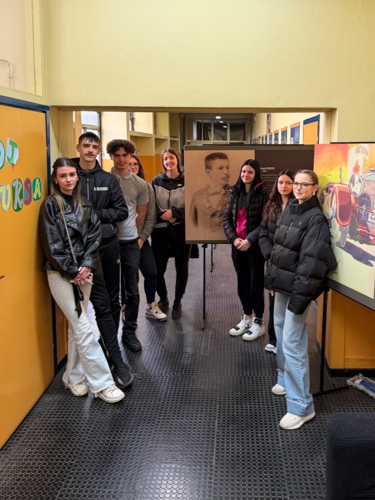 Izložba „Bešte ljudi – ide auto“ u Školi za cestovni promet